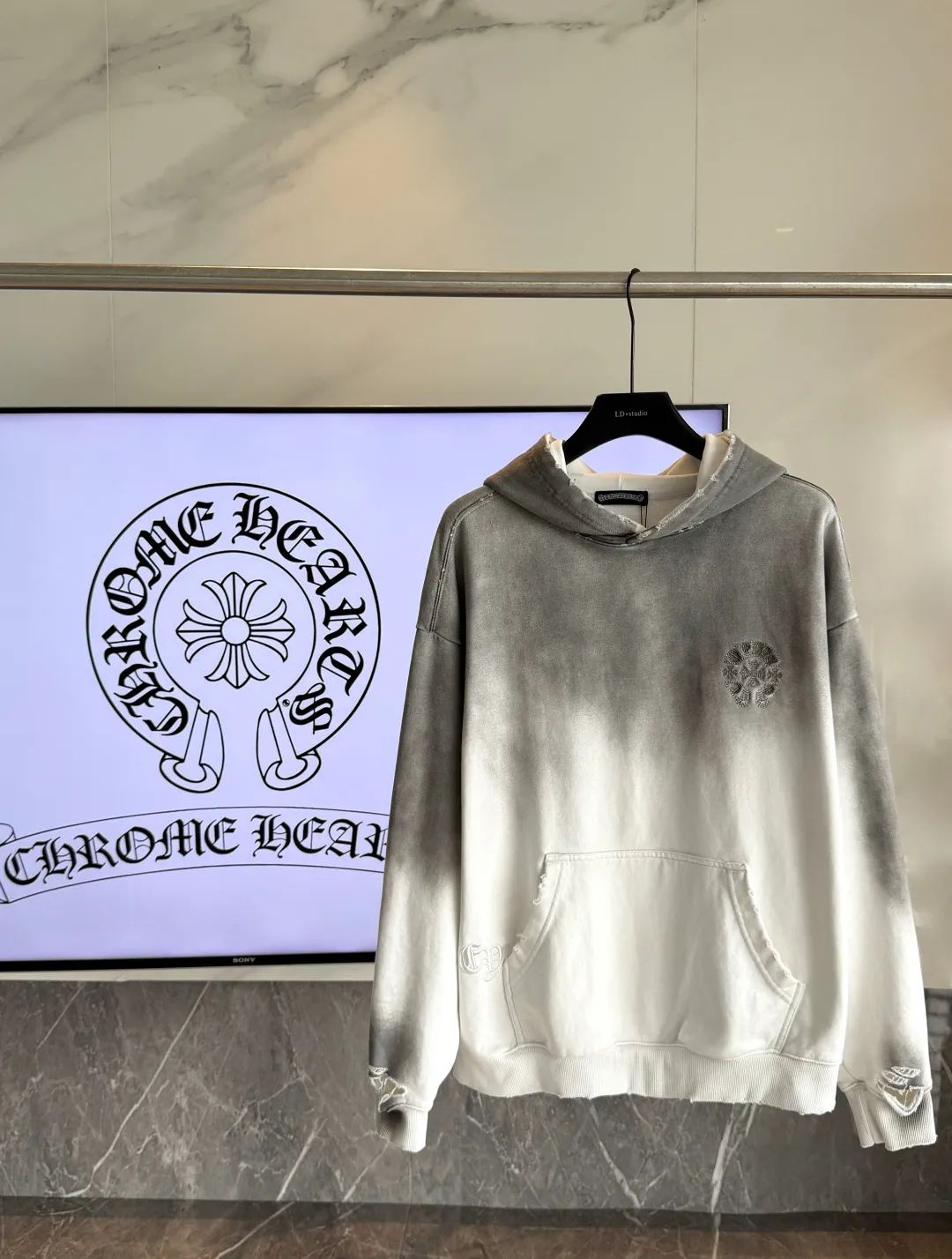 P330 🔥🔥🔥 𝗖𝗵𝗿𝗼𝗺𝗲 𝗛𝗲𝗮𝗿𝘁𝘀/Cro Heart 2025 Cross Patch Embroidery Summer New Original Single Counter American Acid Washed Distressed Laser Burnt Patch Embroidery Couple Casual Hooded Sweatshirt 👑The highest version! Customized fabric 440g tripe terry fabric! American acid-washed and distressed original fabric laser burnt ✟appliqué embroidery and exquisite embroidery of letters! The best-selling model at the counter. It is very comfortable to wear. It is low-key yet luxurious. It is very classy when worn. The large size and tailoring are needless to say. The upper body is exquisite and vivid. 👍High-end first-class materials. A truly palace-level product. The cotton from Turkey is of outstanding quality. After heavy washing, the clothes are very soft! Not picky, the upper body is absolutely stylish and extremely luxurious. Auxiliary materials: The original model has been authenticated and labeled ➕100% silk washed with water label. Genuine purchase-grade original hangtag➕matching hanging rope➕3D hanging beads➕original packaging bag. Craftsmanship: The original version has consistent wiring! The highest version of the armhole matching technique! Countless times of pattern making to 100% restore the original appearance! The correct version is the same for men and women, super eye-catching, super good-looking, and super atmospheric! Color: White Black Royal Blue Size: XS-L